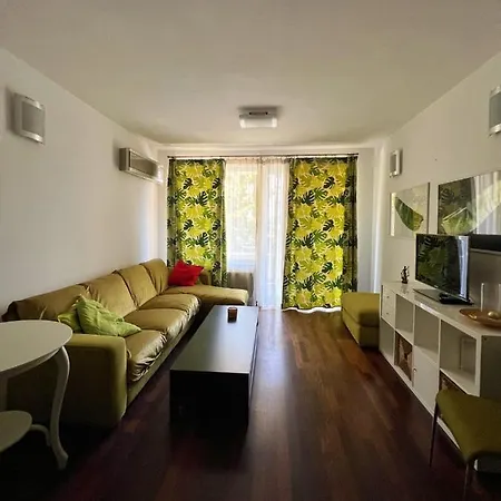 Apartment Comfy 2-room Downtown